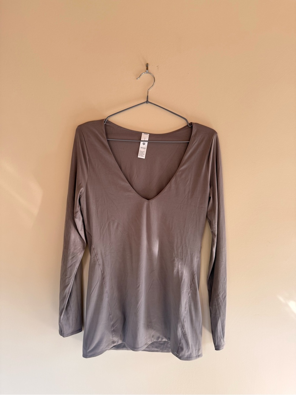 Lululemon Wundermost Ultra Soft Nulu Women's Long Sleeve V-Neck Taupe Large EUC